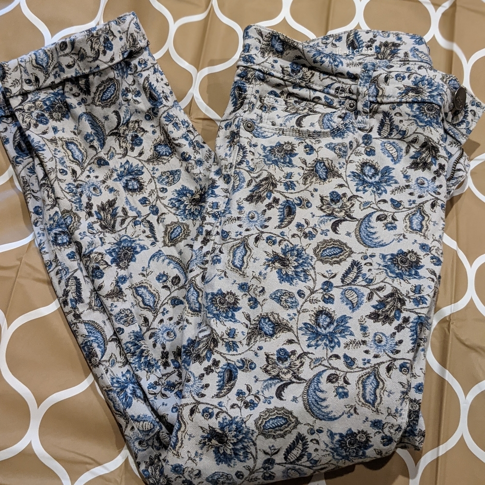 Loft Capri Jeans with blue flowers size 25/0